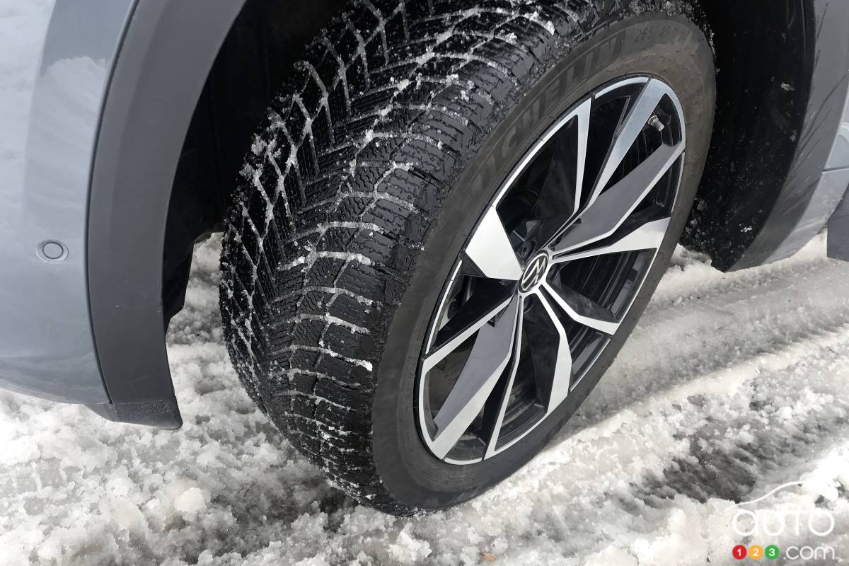 Le pneu Michelin X-Ice snow sur un petit VUS Volkswagen