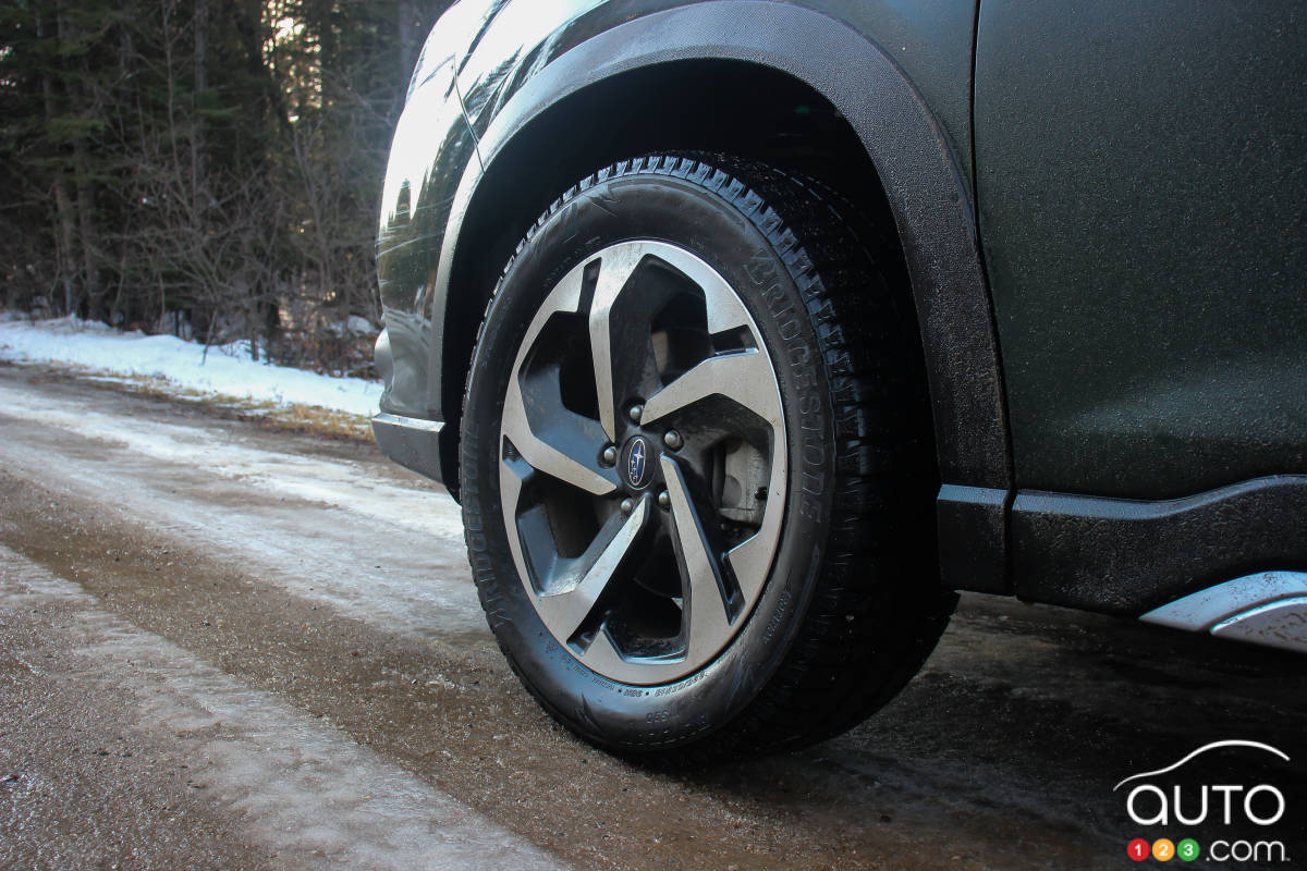 Un Subaru Forester muni de pneus Bridgestone