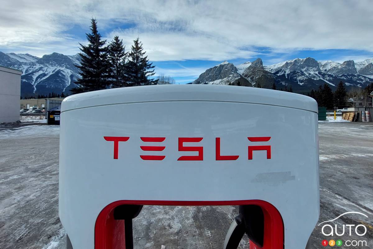 Une borne de chargement Tesla, en Alberta