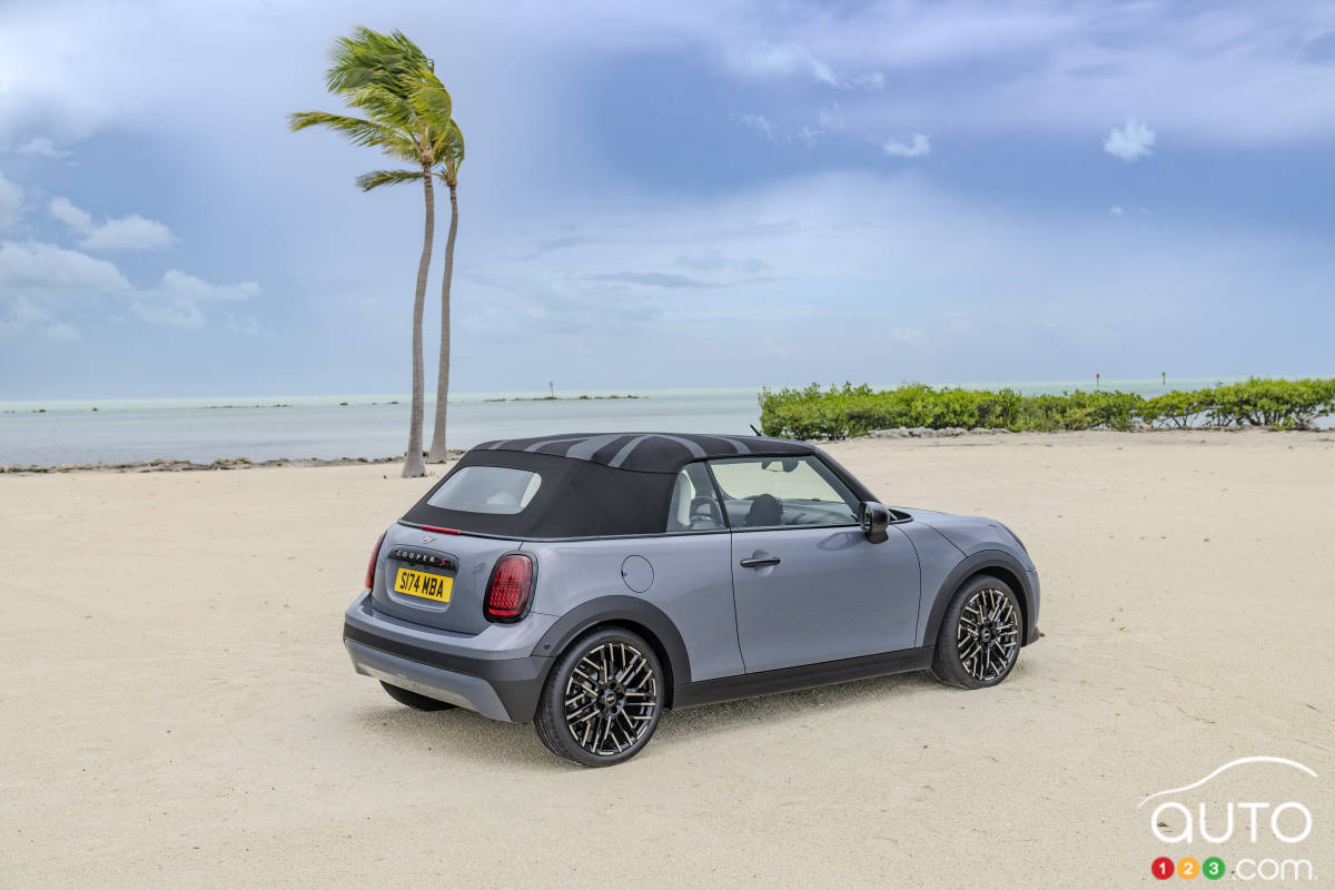 Mini Cooper décapotable 2025, avec toit en place