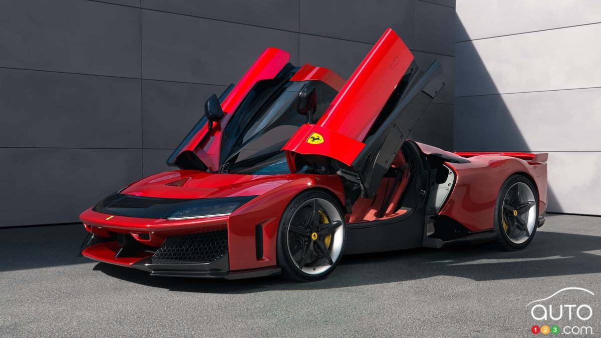 La Ferrari F80, de profil, portes ouvertes