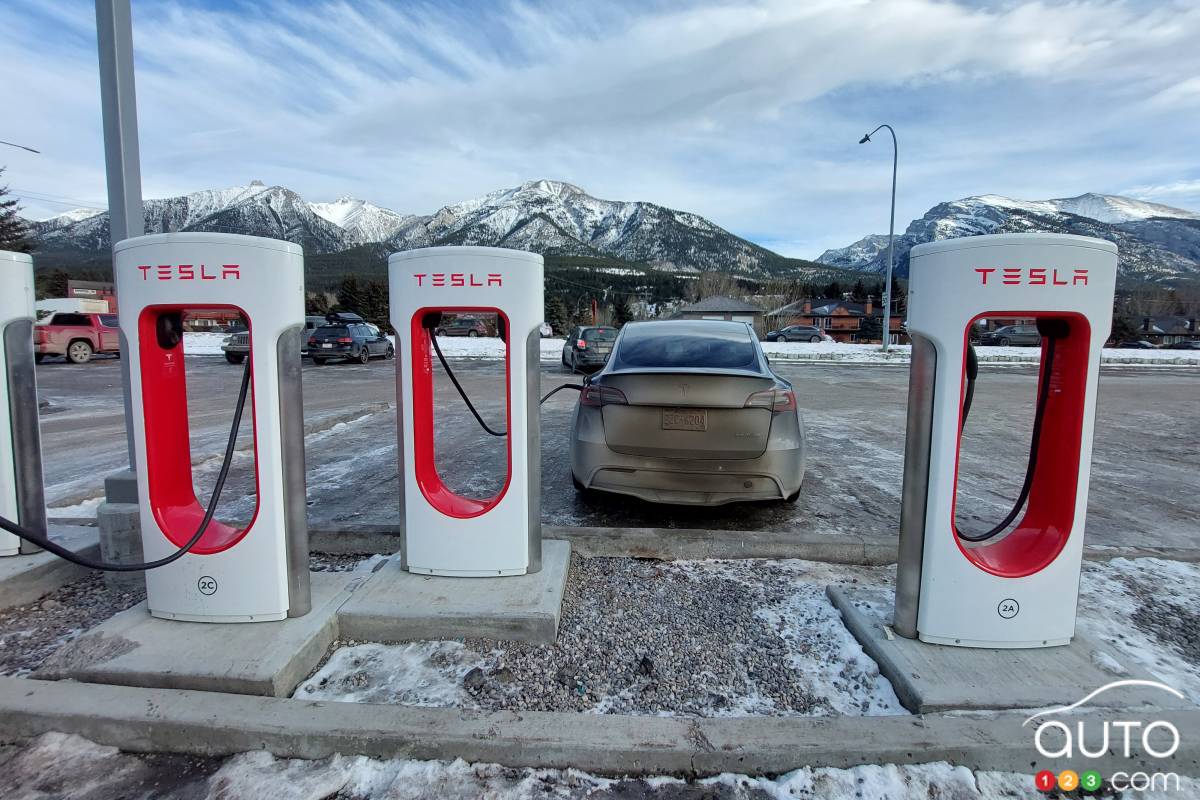 Un Tesla Model Y, au chargement an Alberta