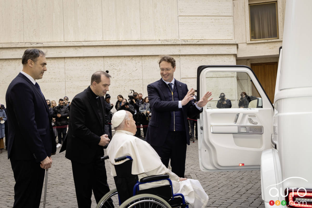 Lors de la présentation du nouveau Papemobile au Pape François