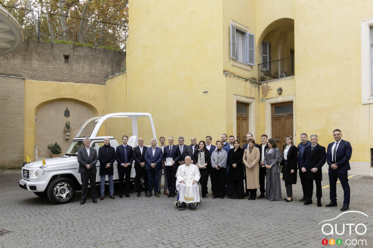 Lors de la présentation du nouveau Papemobile au Pape François