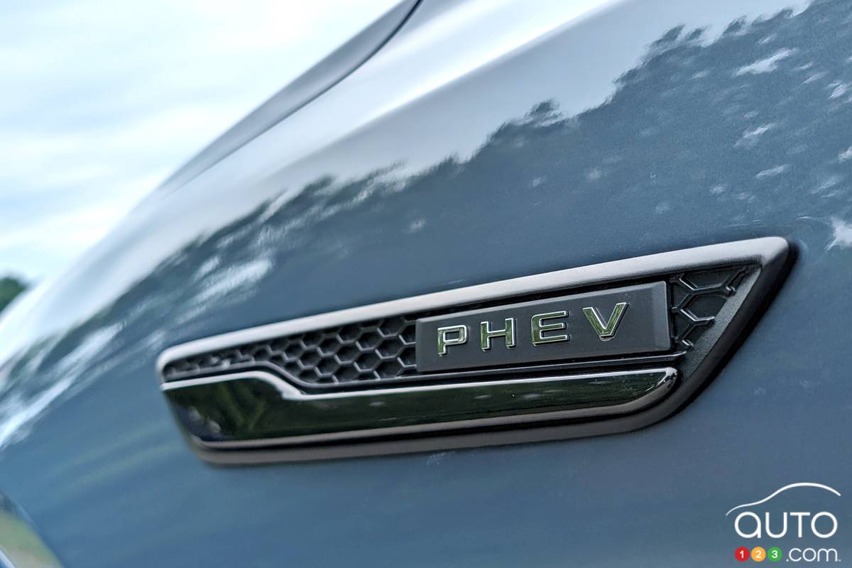 L'écusson PHEV sur le Mazda CX-70 PHEV