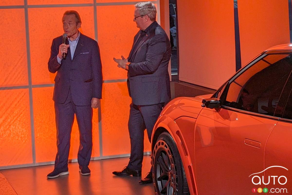 Jacky Ickx et Luc Donckerwolke, lors de l'introduction de la sous-marque Magma, lors du Salon de l'auto de New York en 2024