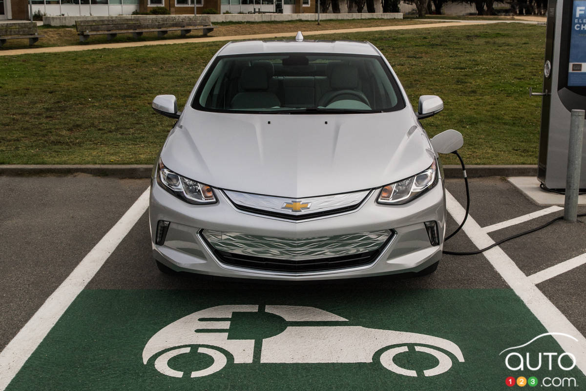 Une Chevrolet Volt, au chargement