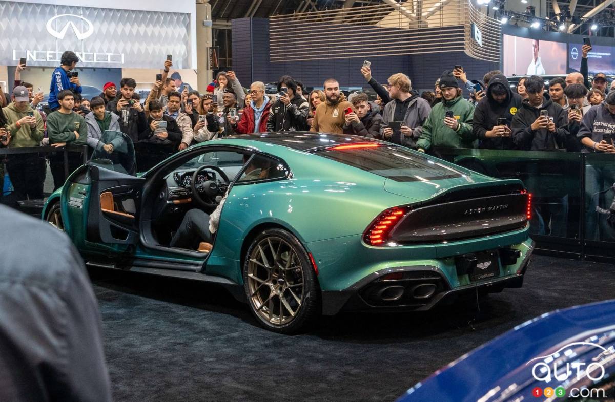 Des visiteurs au Salon de l'auto de Toronto son venus admirer les voitures exotiques sur place