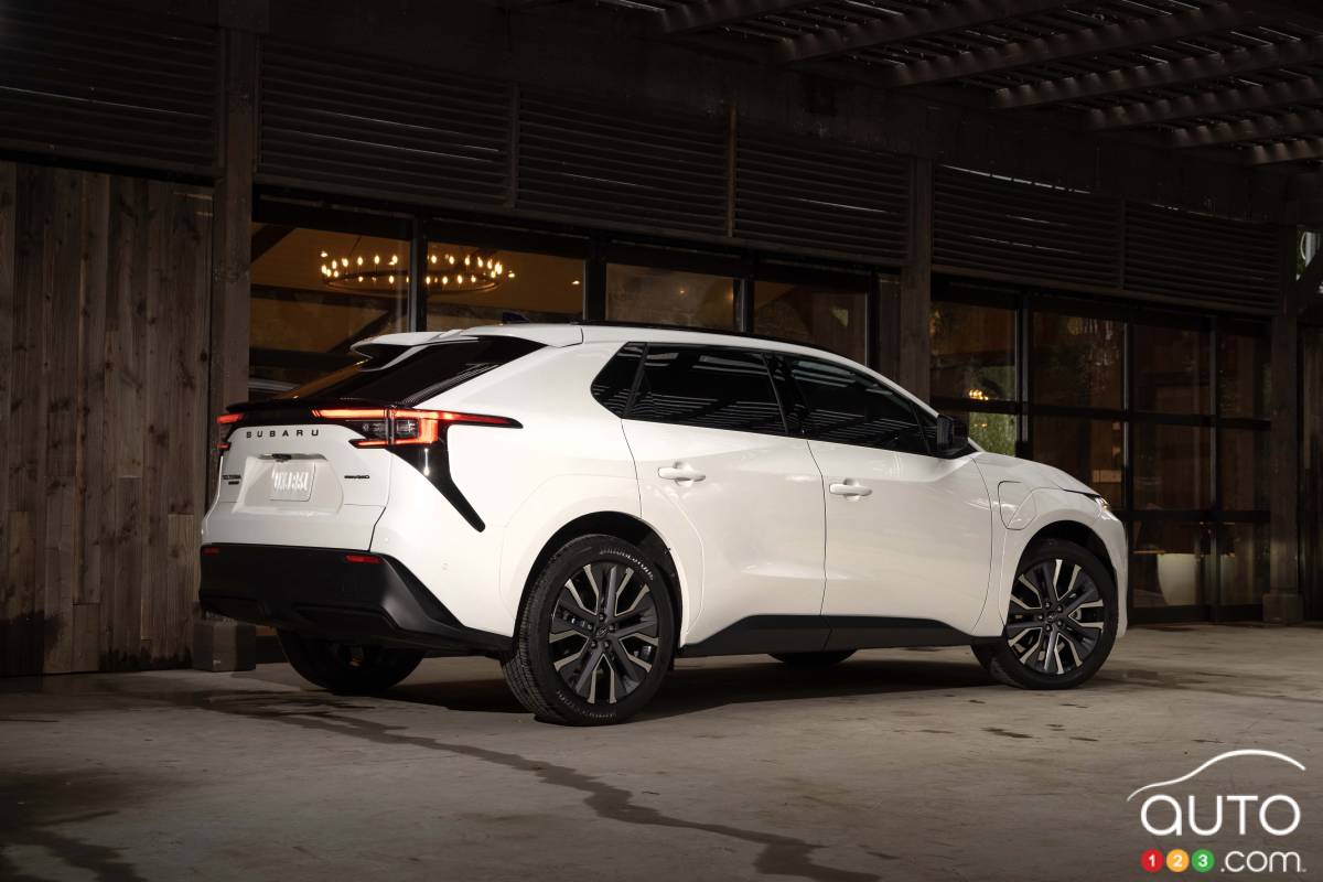 Subaru Solterra 2026, de profil