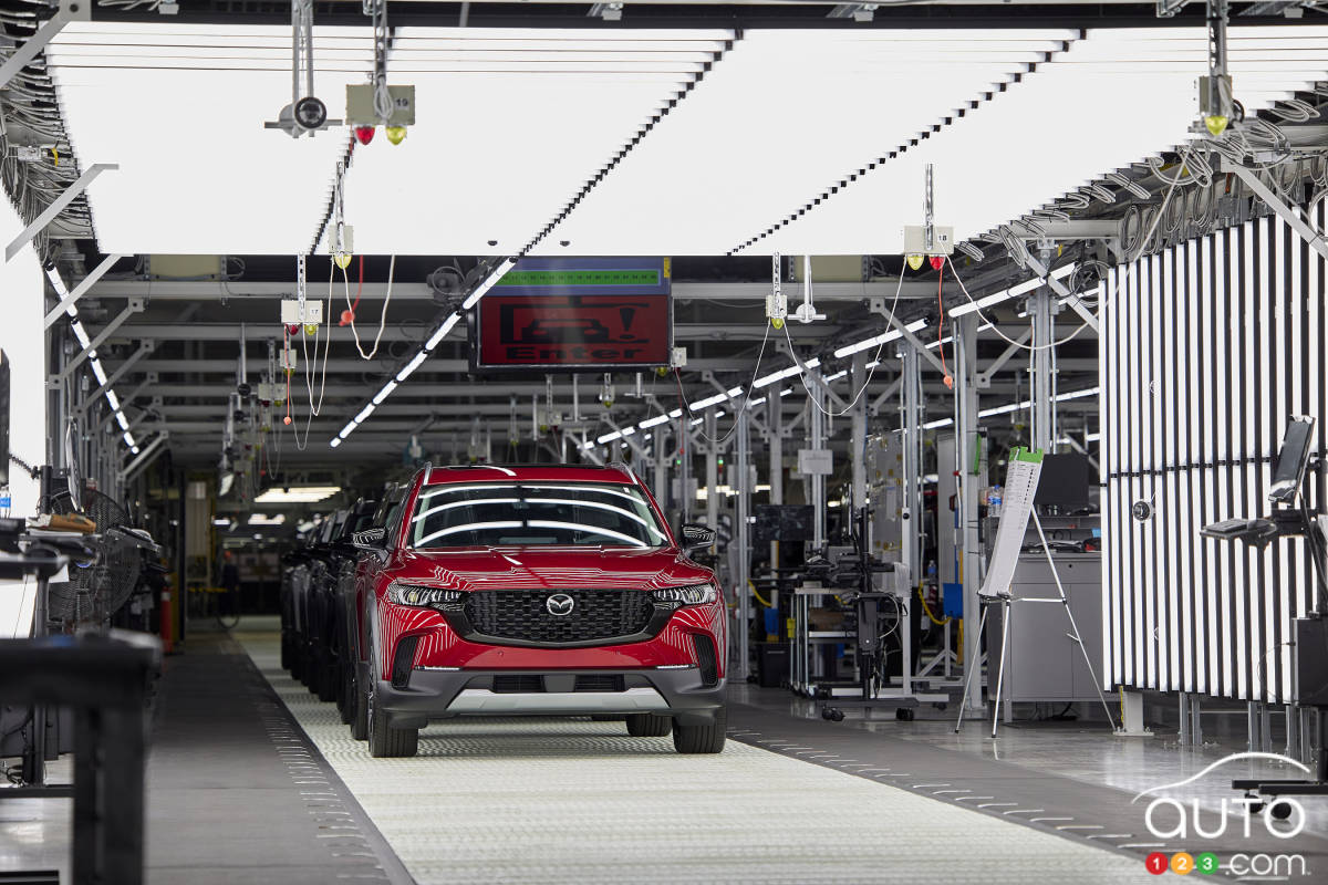 Un des premiers Mazda CX-50 à sortir de l'usine Mazda Toyota en Alabama, en 2022