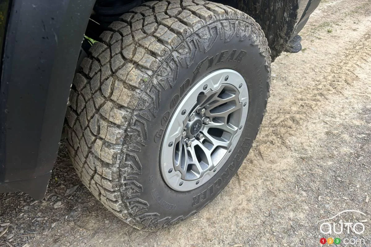 Malgré le fait qu’ils soient « homologués », ces pneus tout-terrain Wrangler Territory peuvent être quand même glissants en hiver. Ils sont aussi relativement bruyants…