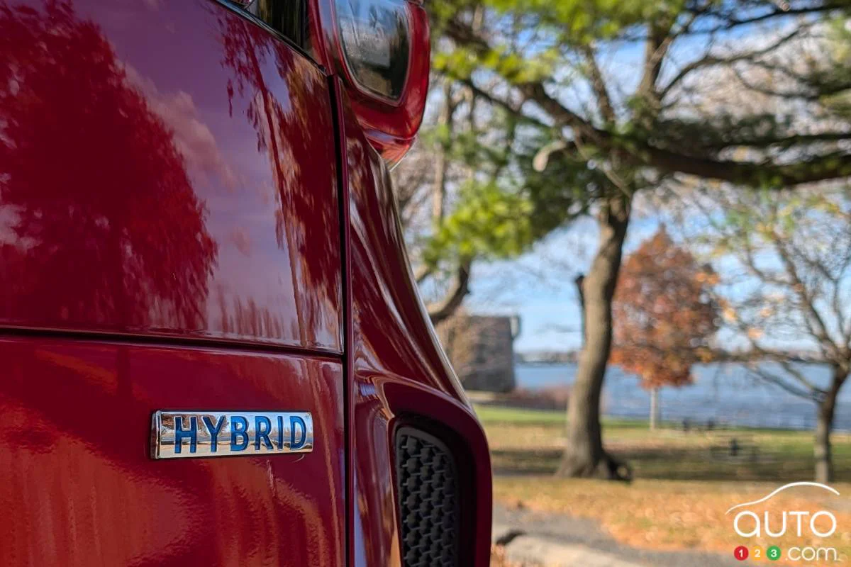 Logo hybride sur le Mazda CX-50 Hybride