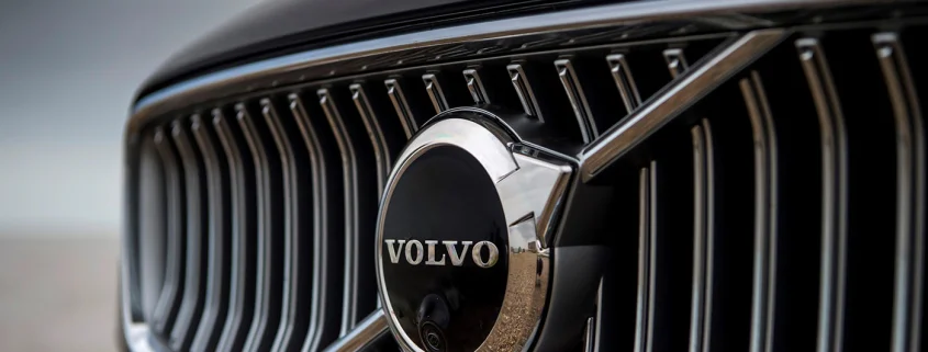 Volvo logo on grill 01