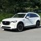 Mazda CX-90 blanc dans un stationnement