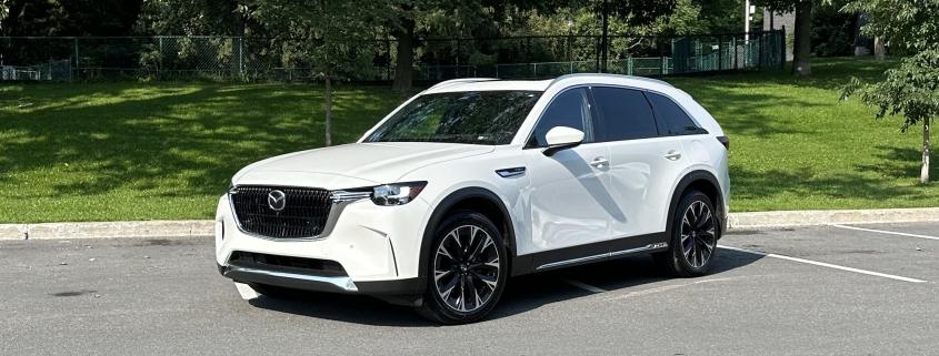 Mazda CX-90 blanc dans un stationnement