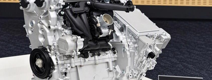 Nouveau moteur hybride Toyota de 1,5 L à quatre cylindres et son e-Axle, exposés sur un présentoir