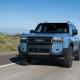 Toyota Land Cruiser bleu pâle roulant sur une autoroute