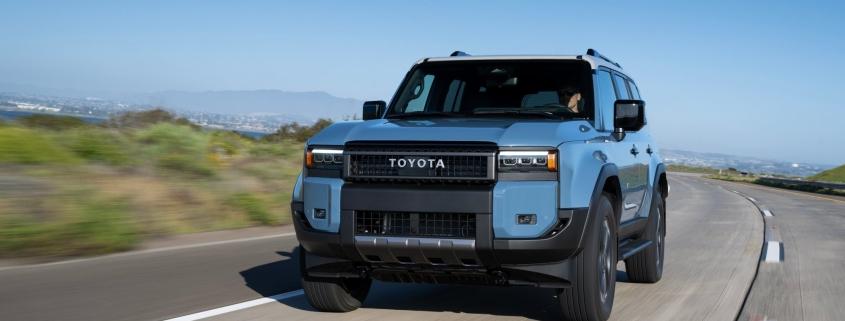 Toyota Land Cruiser bleu pâle roulant sur une autoroute