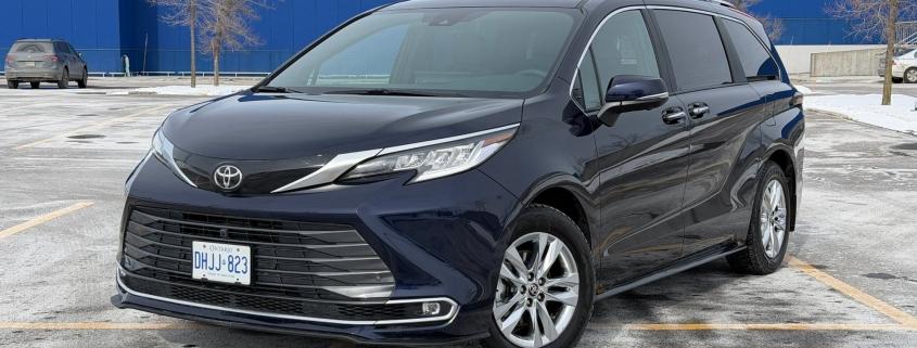 Toyota Sienna hybride bleu foncé vue de trois quarts avant