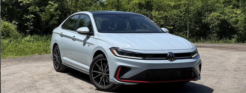 Volkswagen Jetta GLI 2026 vue de trois quarts avant
